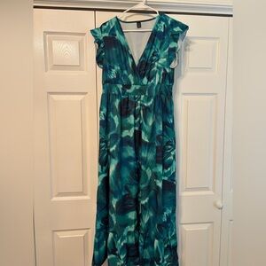Floral v-neck maxi dress with cap sleeves. Size XL